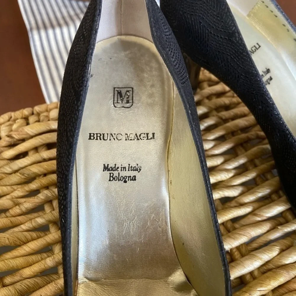 Bruno Magli vintage made in Italy size 8.5 black‎ slight shimmer heels